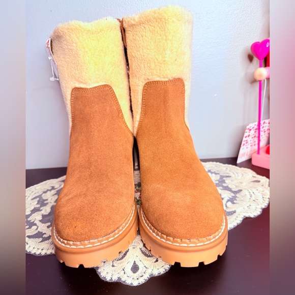 Bertuchi Shearling Lined Suede Boots Made in Spain EU 39/Size 8 Size 8.5 - Picture 2 of 4